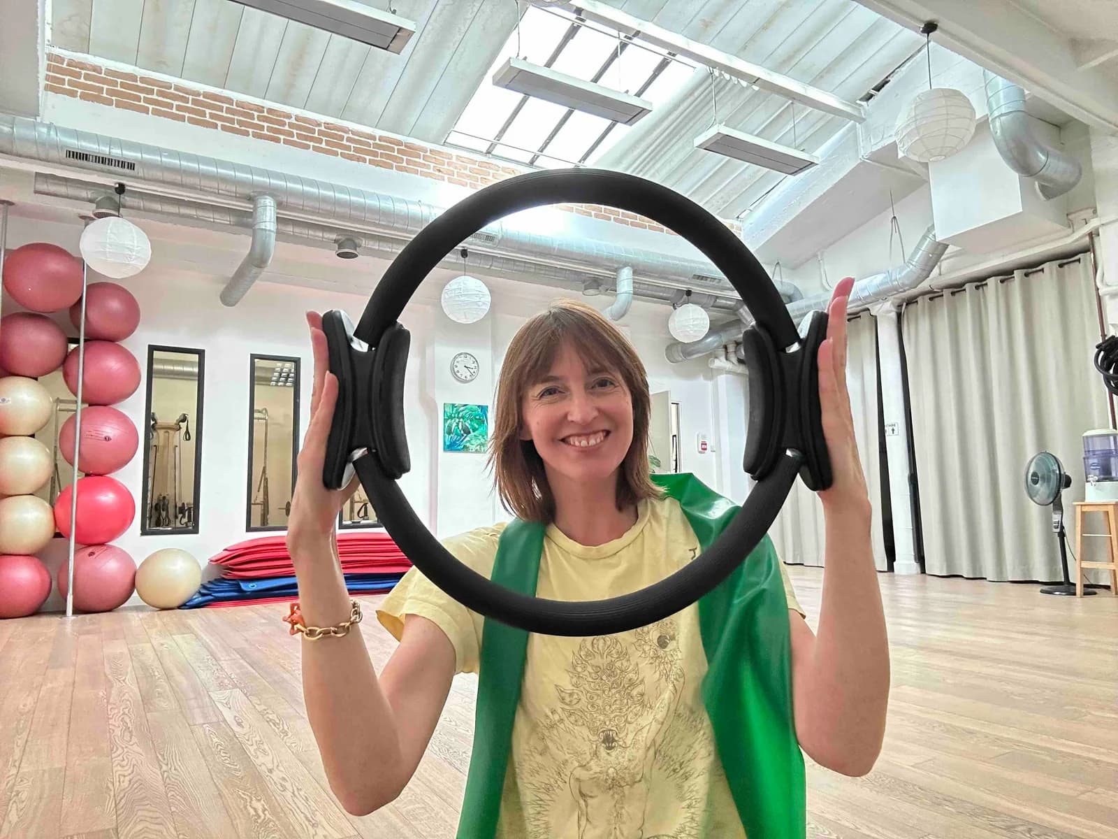 Camille Cousin avec un cercle de Pilates, au studio CHAPS à Paris 11e