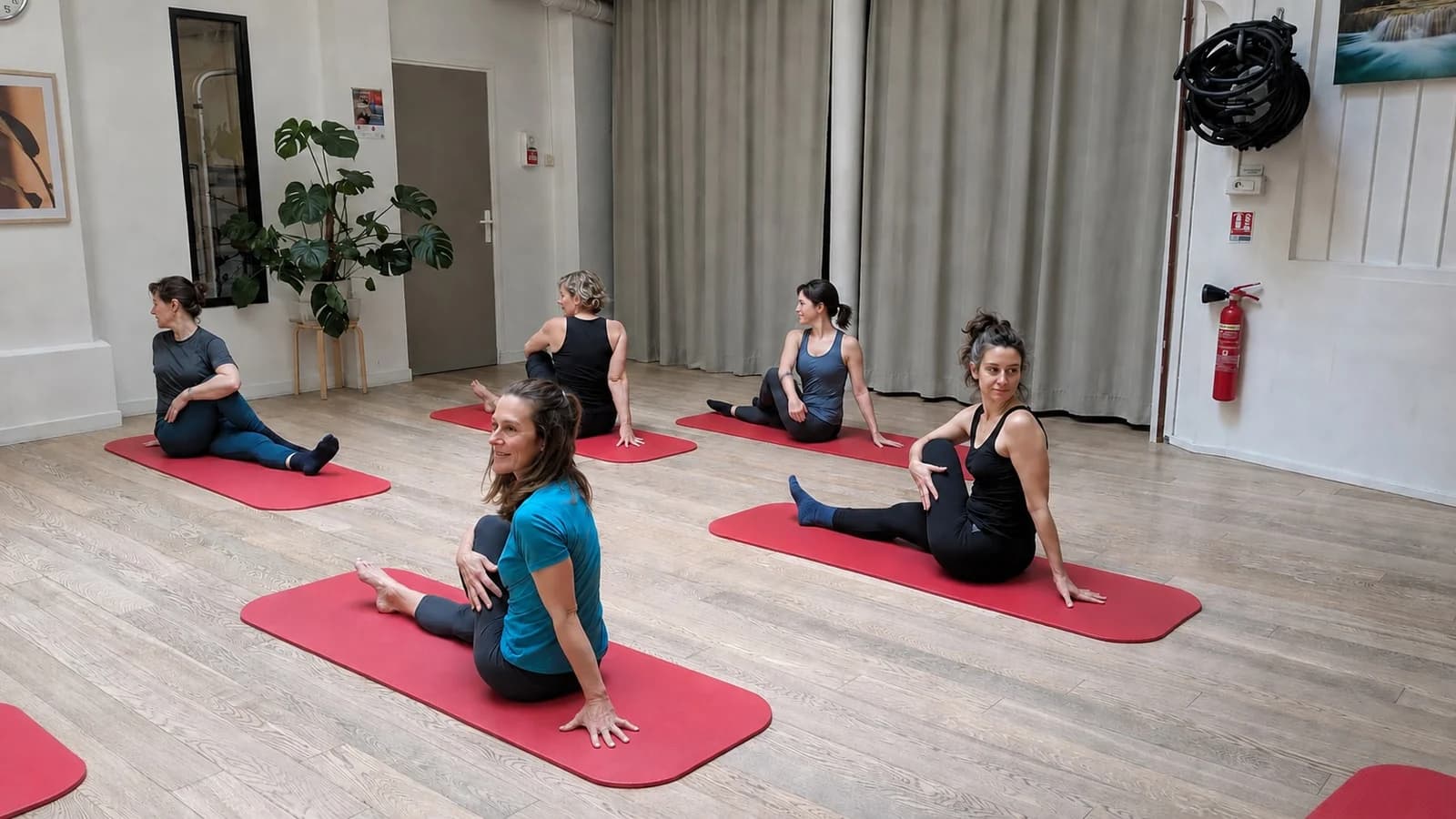 Un cours collectif de barre au sol au studio CHAPS, Paris 11e