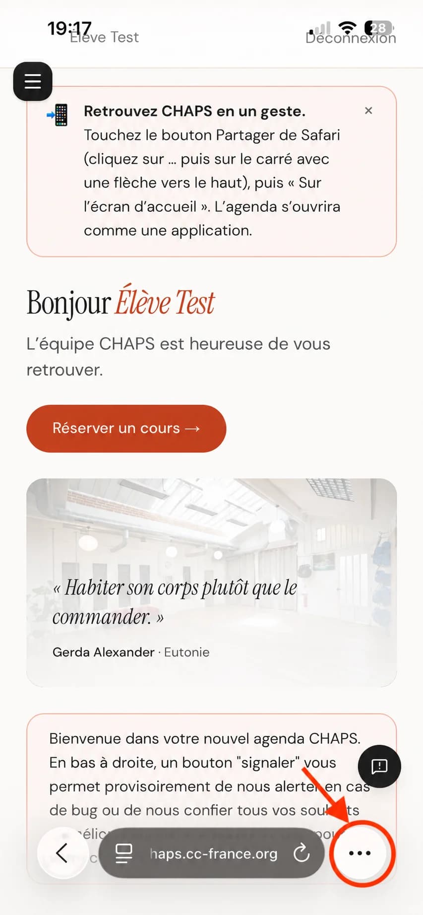 La barre de Safari en bas de l’écran, avec le bouton des trois points entouré en rouge