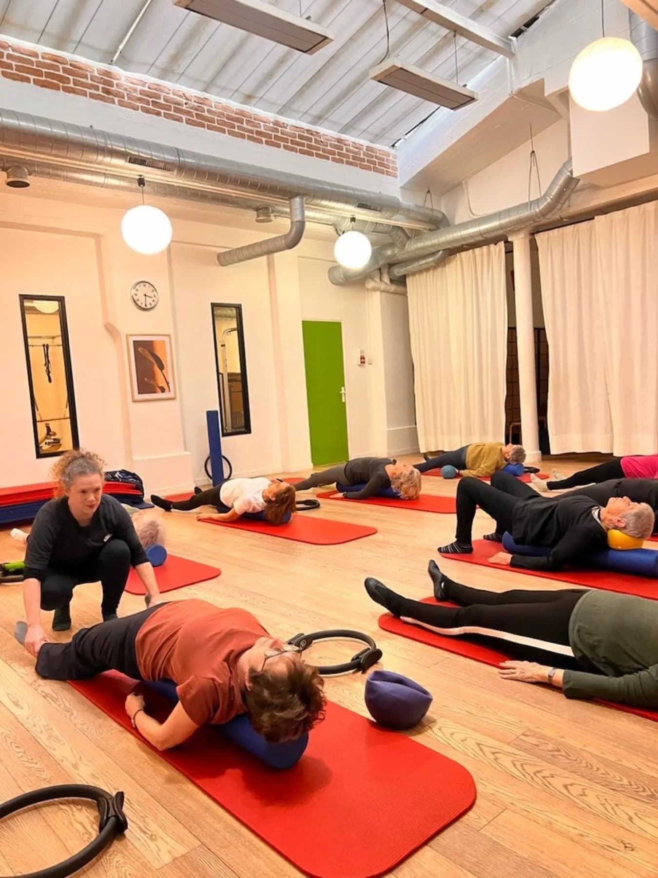 Un professeur accompagnant une élève au studio CHAPS, Paris 11e