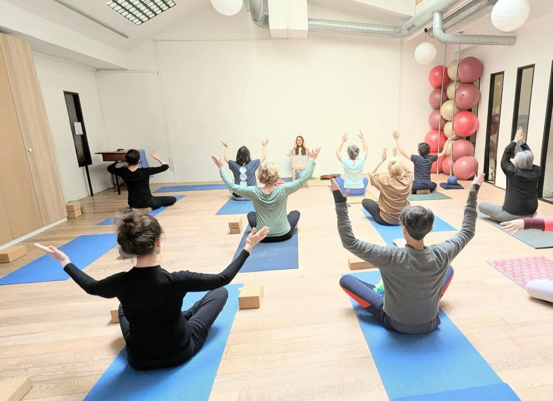 Un cours collectif de yoga au studio CHAPS, Paris 11e
