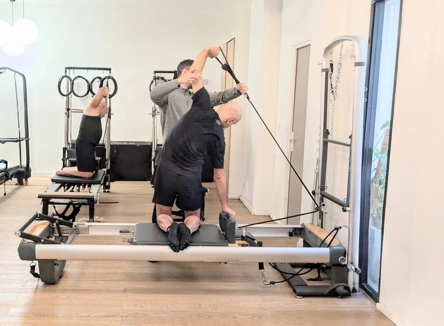Un cours de Reformer en duo au studio CHAPS, Paris 11e